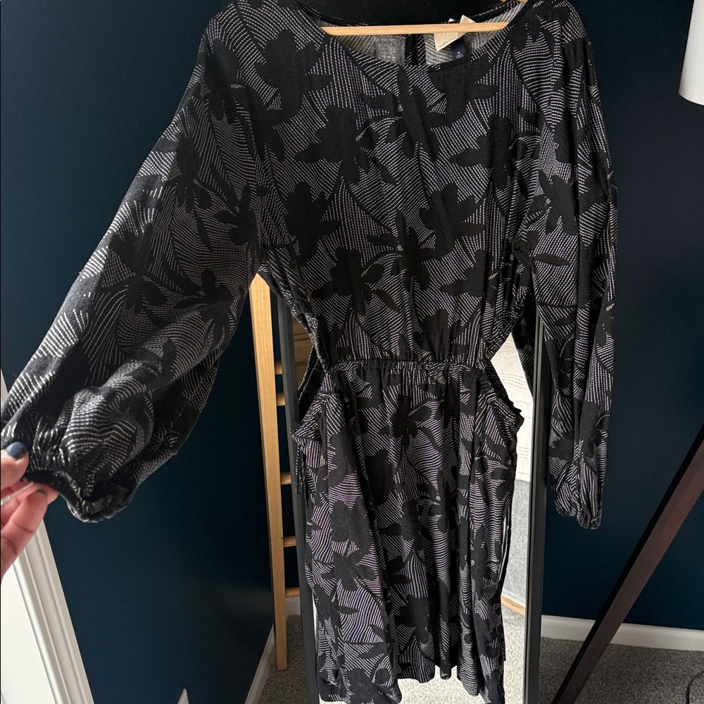 Universal Thread Black and White Striped Garment